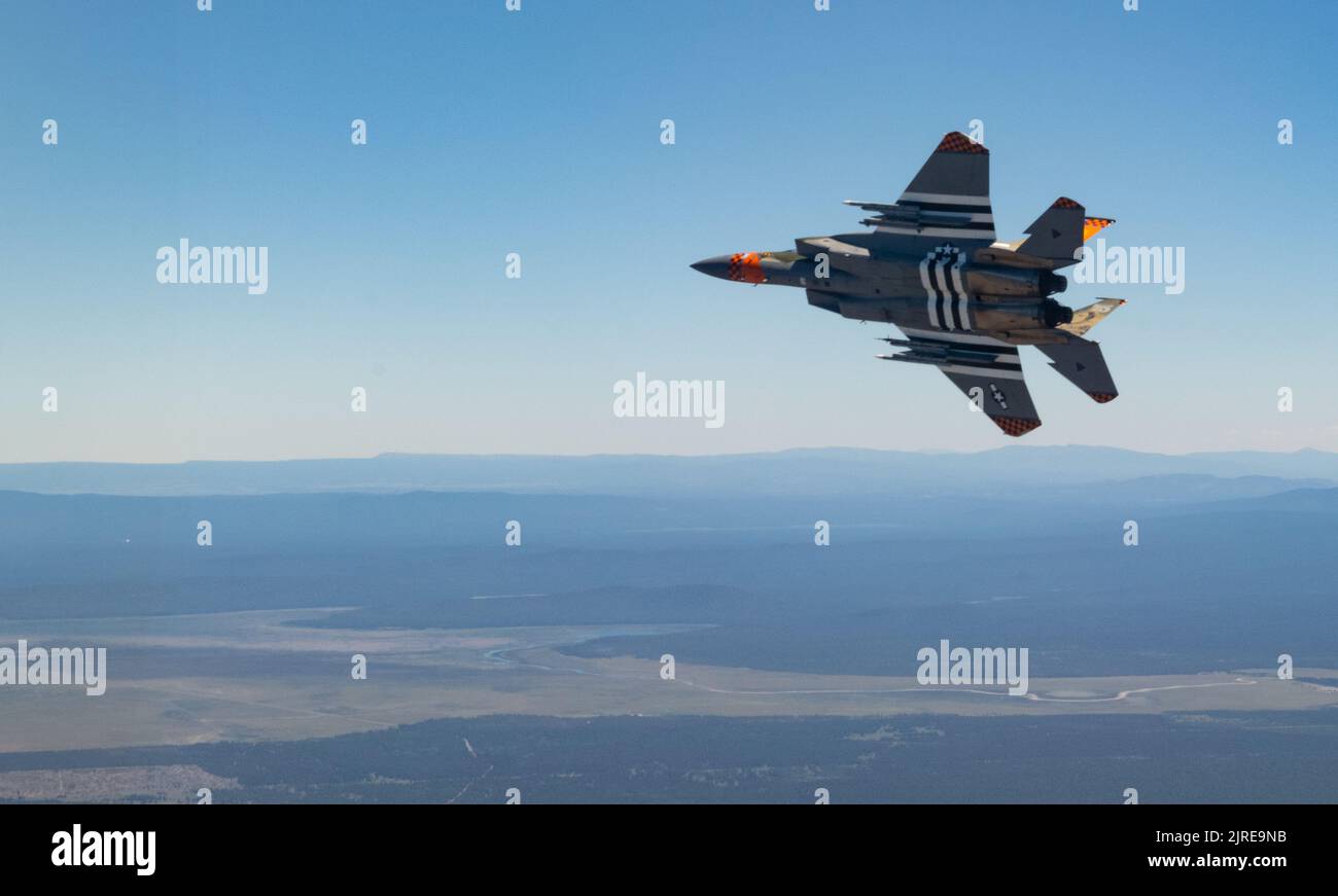 Der Oberst der US-Luftwaffe, Jason Nalepa, Kommandant der 173. Fighter Wing Operations Group, fliegt den 173. FW 'Heritage Jet' F-15 während der Sentry Eagle Open House Veranstaltung am 24. Juni 2022 in der Nähe des Kingsley Field in Klamath Falls, Oregon. Das Sentry Eagle Open House erlaubte Kingsley Field, einen Blick hinter die Kulissen unserer F-15 Trainingsmission zu werfen, sowie mehrere Luftvorführungen, statische Ausstellungsflugzeuge, Rekrutierungsveranstaltungen und verschiedene lokale Anbieter. (USA Foto der Air National Guard von Staff Sgt. Penny Snoozy) (Dieses Bild wurde mit digitalen Blendentechniken erstellt) Stockfoto