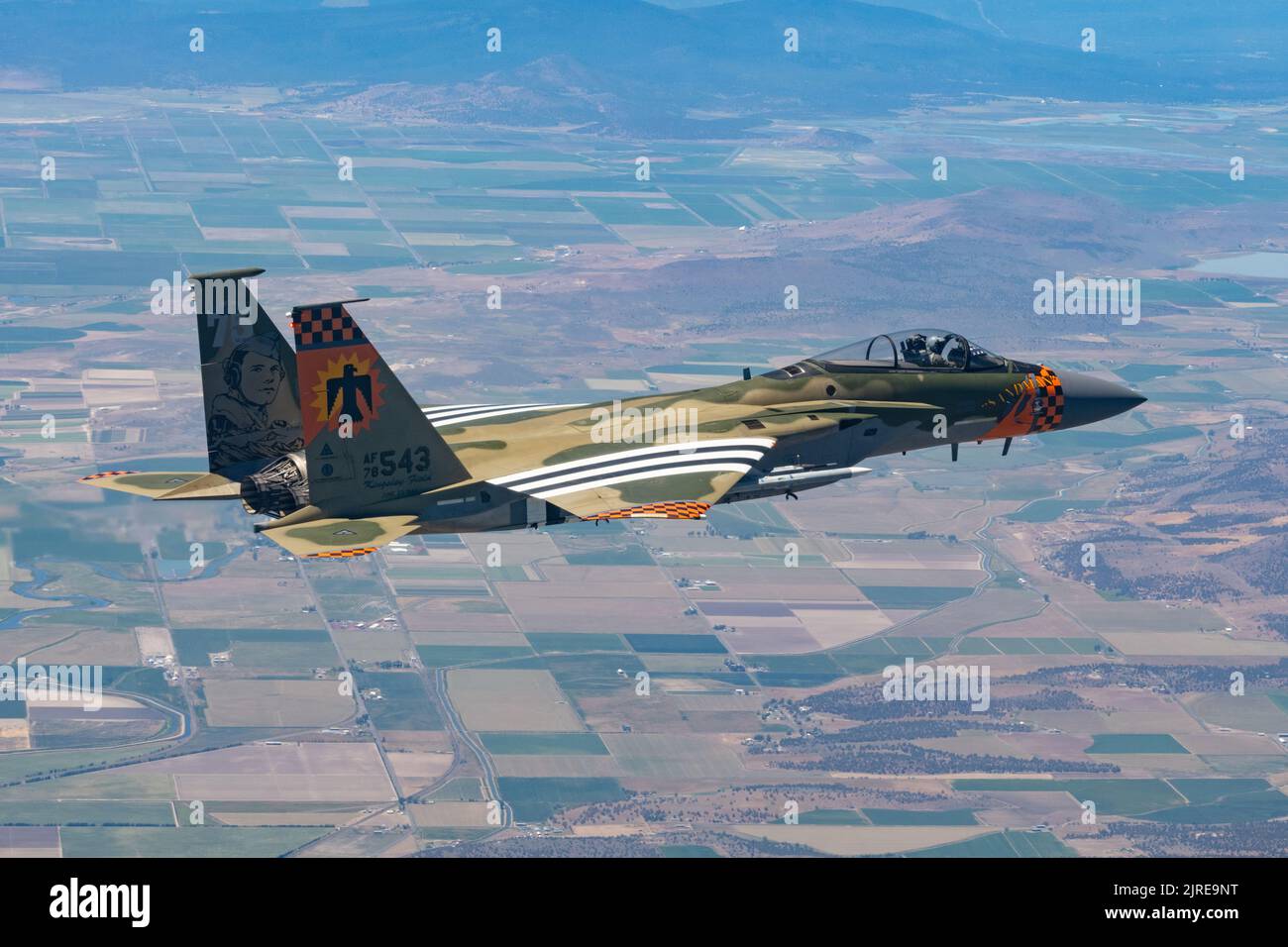 Der Oberst der US-Luftwaffe, Jason Nalepa, Kommandant der 173. Fighter Wing Operations Group, fliegt den 173. FW 'Heritage Jet' F-15 während der Sentry Eagle Open House Veranstaltung am 24. Juni 2022 in der Nähe des Kingsley Field in Klamath Falls, Oregon. Das Sentry Eagle Open House erlaubte Kingsley Field, einen Blick hinter die Kulissen unserer F-15 Trainingsmission zu werfen, sowie mehrere Luftvorführungen, statische Ausstellungsflugzeuge, Rekrutierungsveranstaltungen und verschiedene lokale Anbieter. (USA Foto der Air National Guard von Staff Sgt. Penny Snoozy) (Dieses Bild wurde mit digitalen Blendentechniken erstellt) Stockfoto