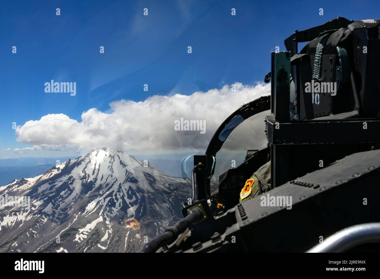 US Air Force LT. Col. Ryan Bocchi, 173. Fighter Wing F-15 Instructor Pilot und Inspector General, fliegt während der Sentry Eagle Open House Veranstaltung am 24. Juni 2022 in der Nähe von Kingsley Field in Klamath Falls, Oregon, in Richtung Mount Shasta. Das Sentry Eagle Open House erlaubte Kingsley Field, einen Blick hinter die Kulissen unserer F-15 Trainingsmission zu werfen, sowie mehrere Luftvorführungen, statische Ausstellungsflugzeuge, Rekrutierungsveranstaltungen und verschiedene lokale Anbieter. (USA Foto der Air National Guard von Staff Sgt. Penny Snoozy) (Dieses Bild wurde mit digitalen Blendentechniken erstellt) Stockfoto