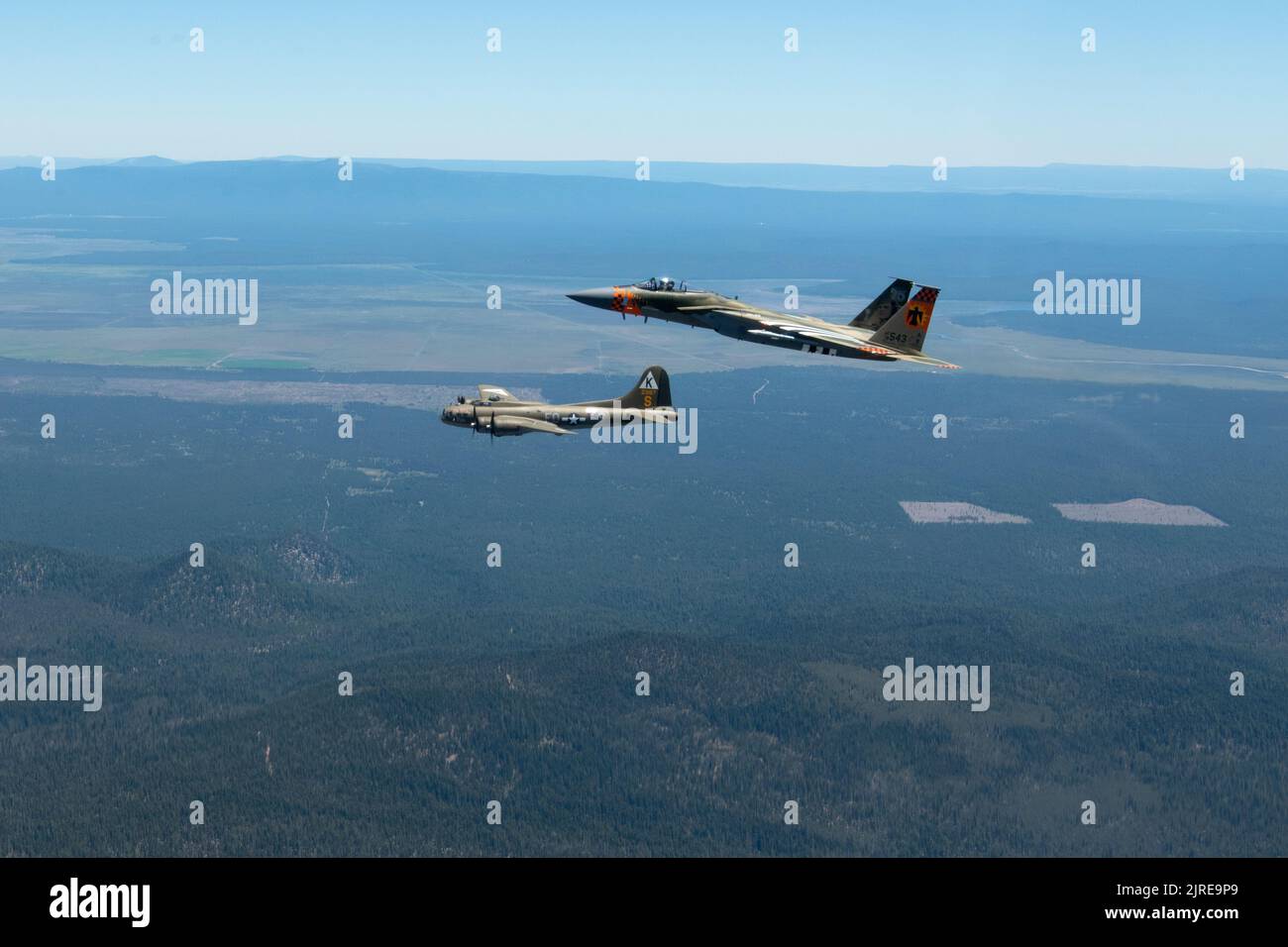 Der Oberst der US-Luftwaffe, Jason Nalepa, Kommandant der 173. Fighter Wing Operations Group, fliegt den 173. FW 'Heritage Jet' F-15 in Formation mit einer B-17 Flying Fortress während der Sentry Eagle Open House Veranstaltung am 24. Juni 2022 in der Nähe des Kingsley Field in Klamath Falls, Oregon. Dieses Foto ist besonders bedeutsam, da es den Luftrahmen zeigt, auf dem der Namensvetter der Einheit, 2. LT. David R. Kingsley, während des Zweiten Weltkriegs umkam (USA Foto der Air National Guard von Staff Sgt. Penny Snoozy) (Dieses Bild wurde mit digitalen Blendentechniken erstellt) Stockfoto