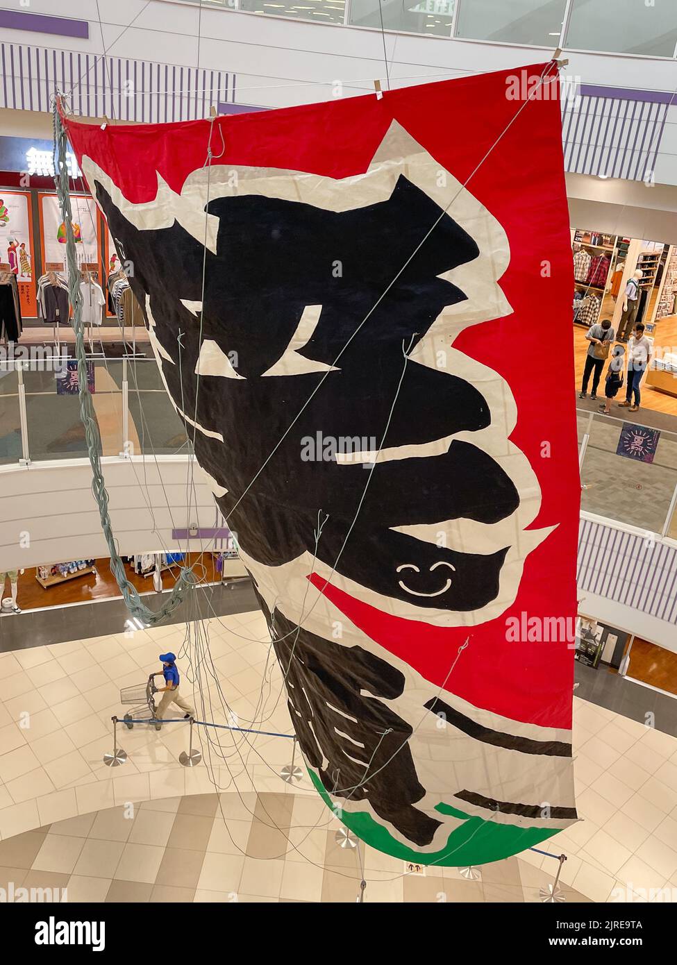 Ein riesiger Drachen, der während des Kasukabe Gian Kite Festivals geflogen wurde, mit den Stadtfarben, die an der Decke einer EON Shopping Mall hängen. Stockfoto