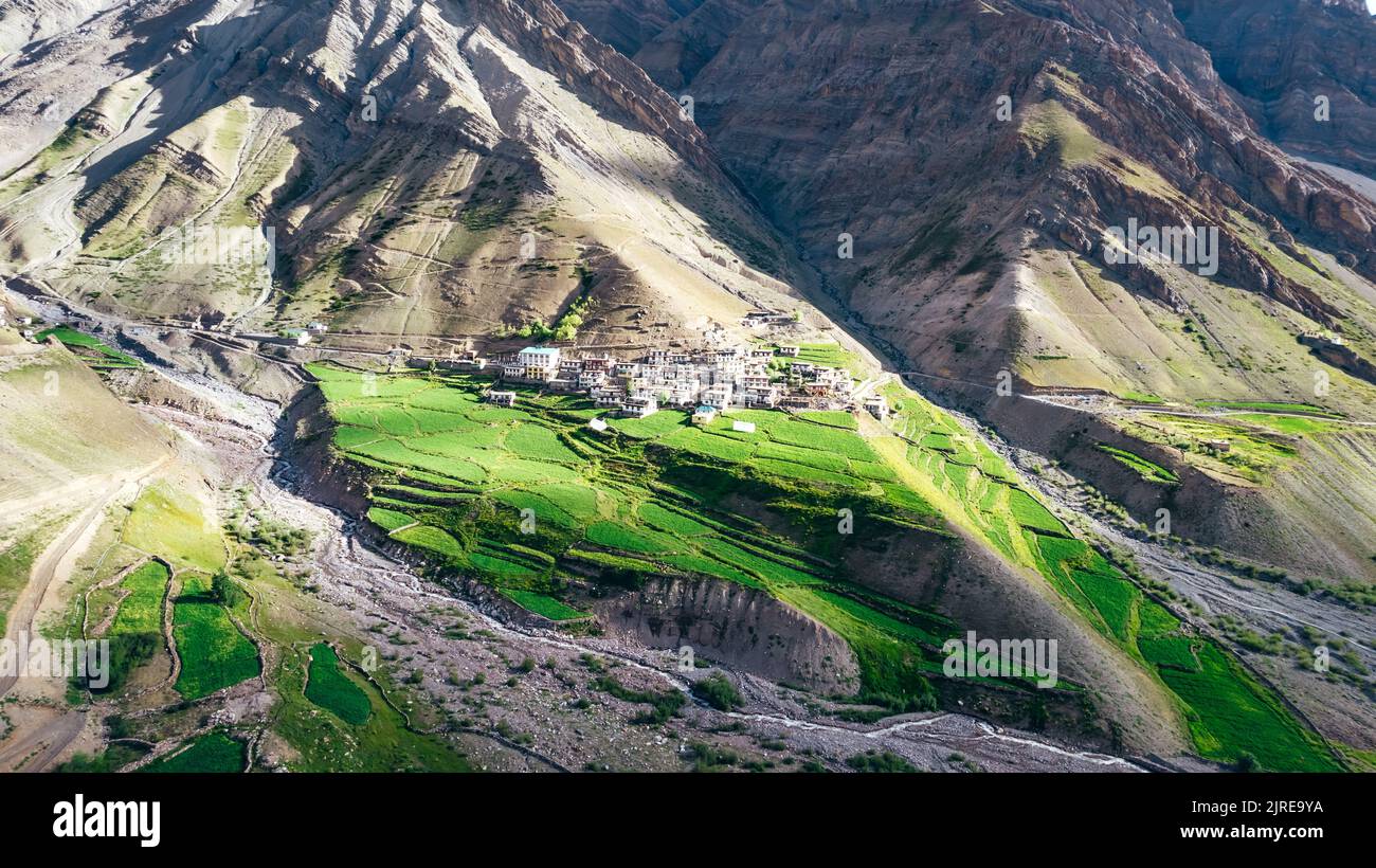 Luftlandschaft von Mud Village und üppiges grünes Ackerland in Himachal Pradesh Indien Stockfoto