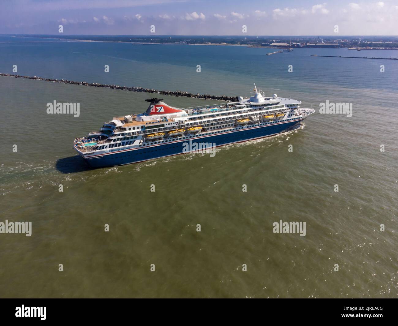 Das Schiff Balmoral ruft während der Sommerkreuzfahrt 2022 in Liepaja an. Schiff nähert sich dem Wellenbrecher des Hafens Liepaja. Stockfoto