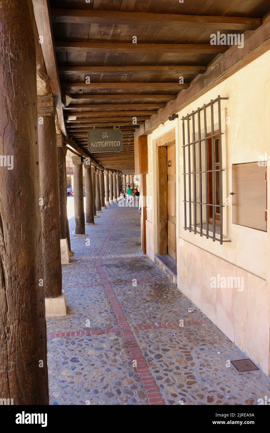 Barterrassen auf der Plaza Vieja Saldaña Palencia Spanien an einem sonnigen Augusttag, an dem der Markt jeden Dienstag geöffnet ist und an den Tischen mittags Trinker sitzen Stockfoto