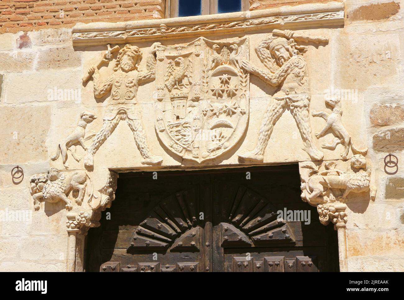 Nahaufnahme des Wappens über dem Haupteingang der Casa del Marqués de La Valdavia Saldaña Palencia Castile and Leon Spain Stockfoto