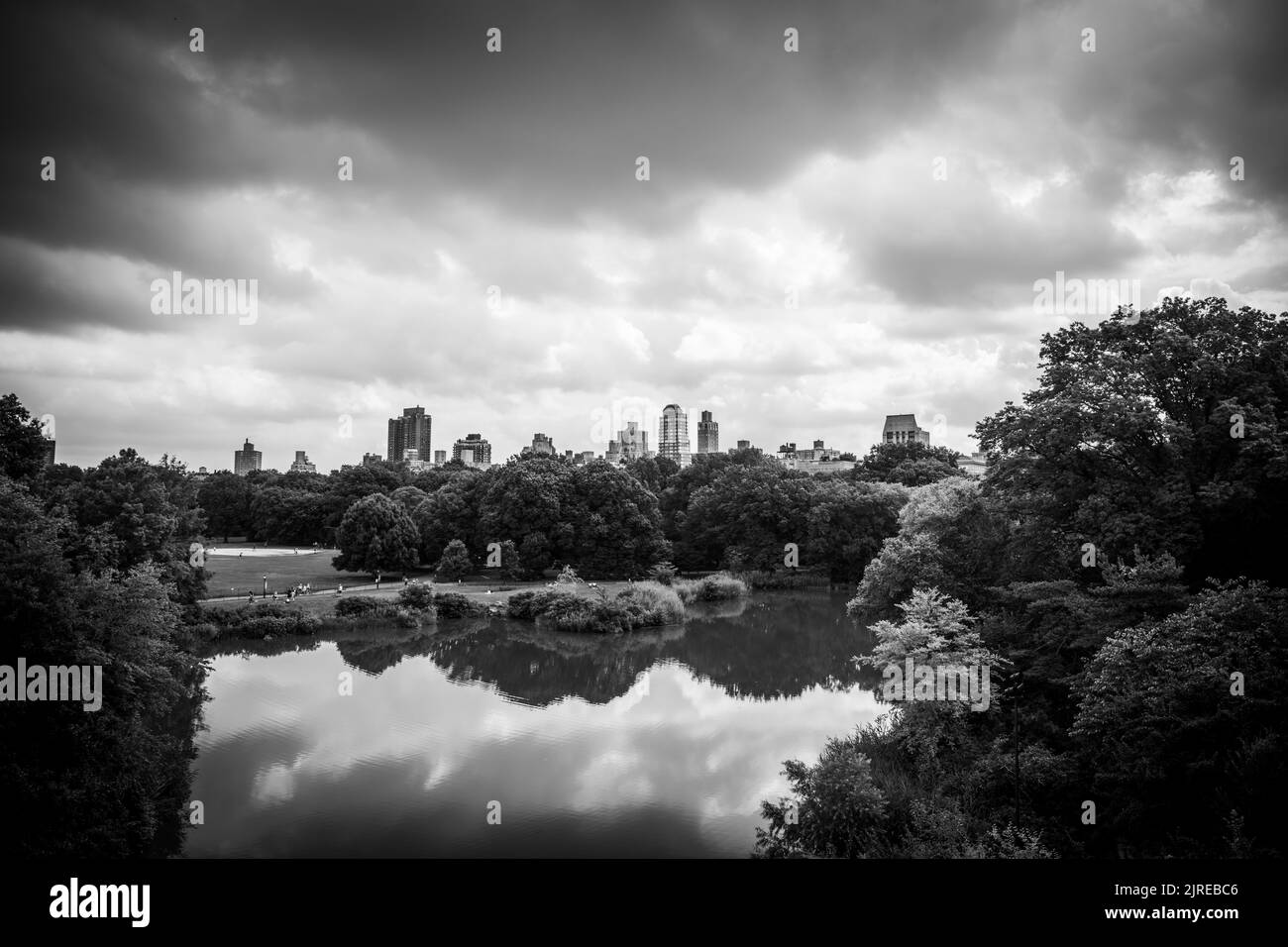 Eine Graustufenaufnahme eines Sees mit Bäumen im Central Park Stockfoto