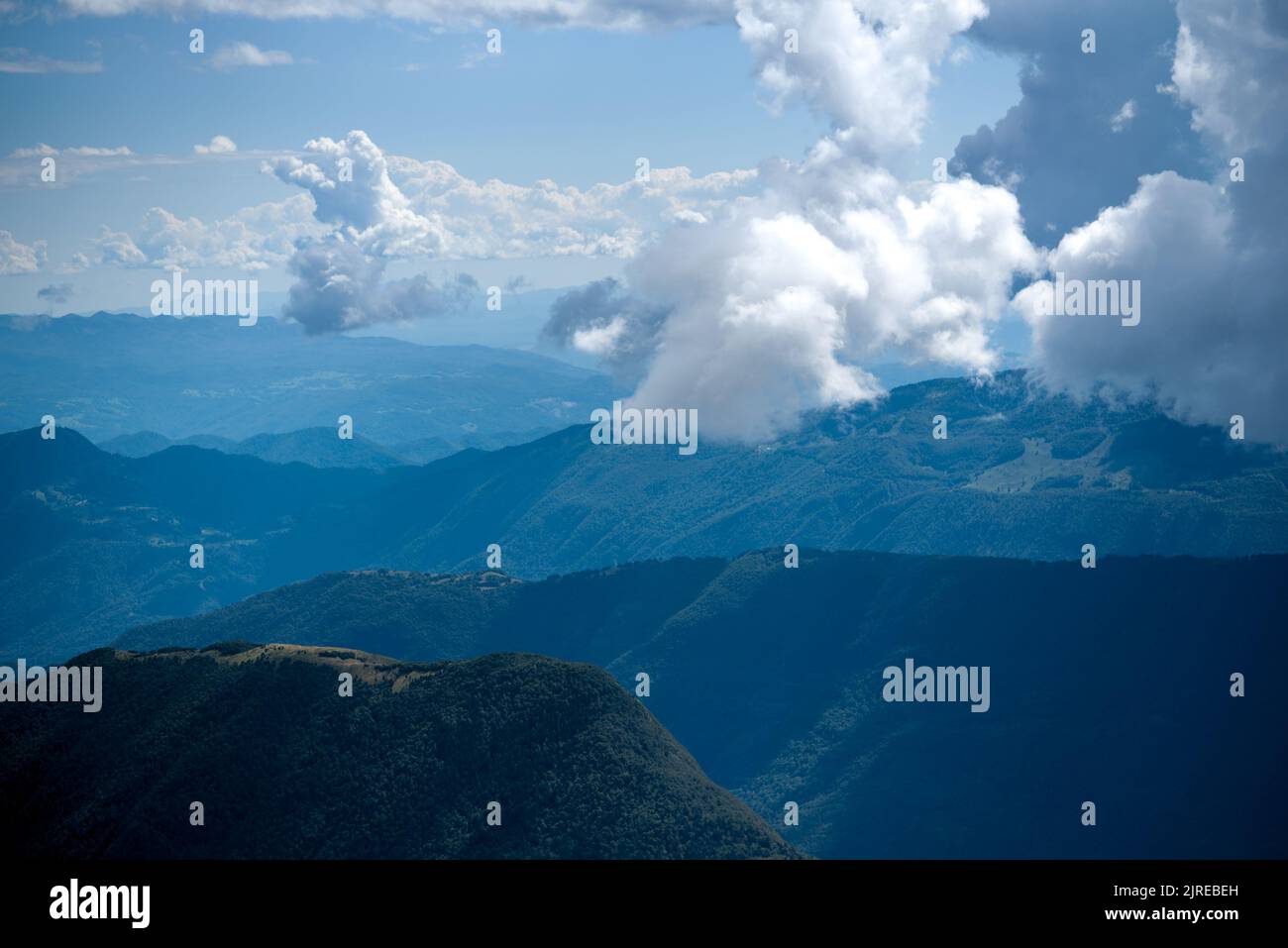 Wolken über den Bergen Stockfoto