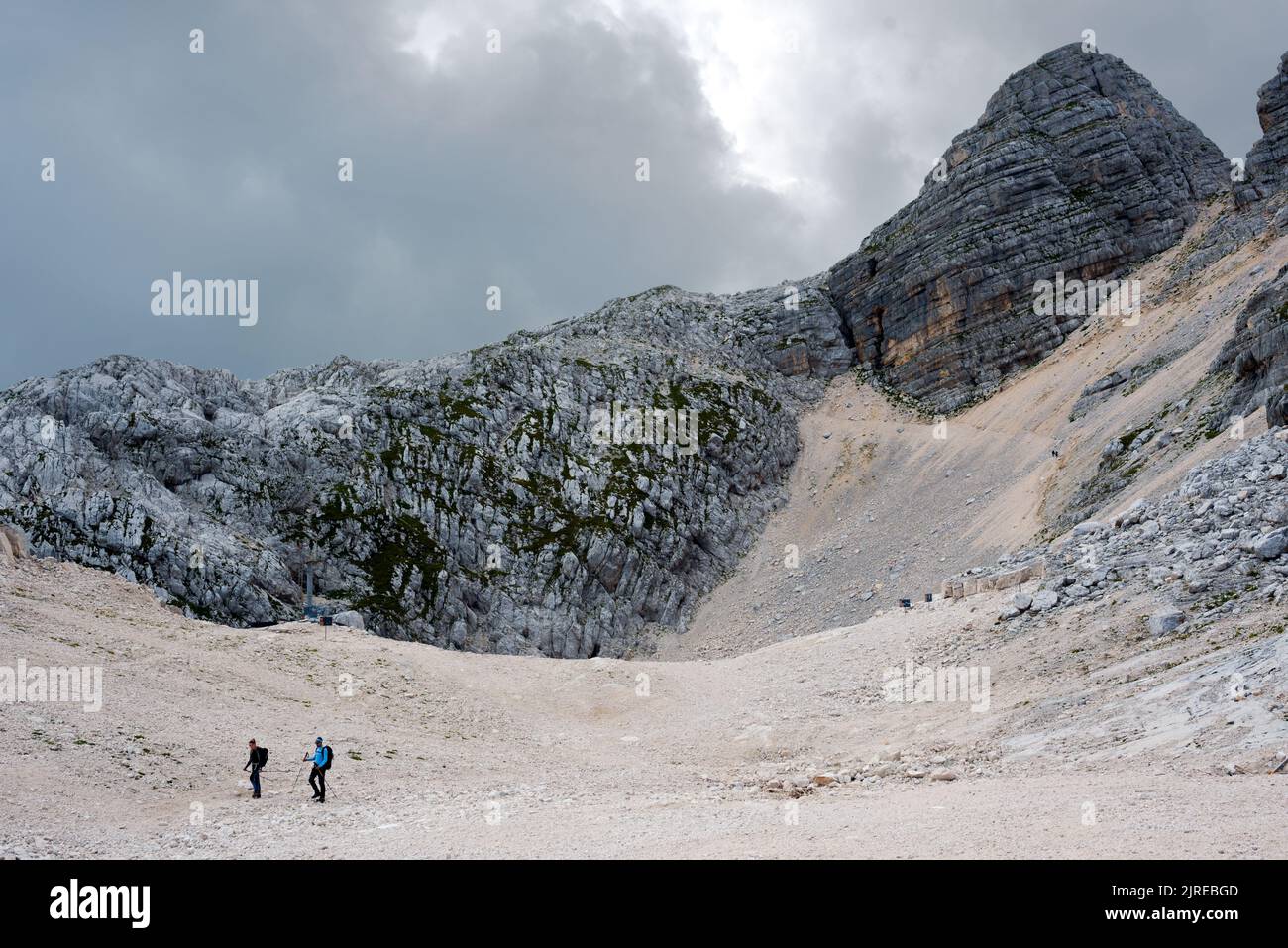Kanin Berg, zwei entfernte Personen wandern Stockfoto