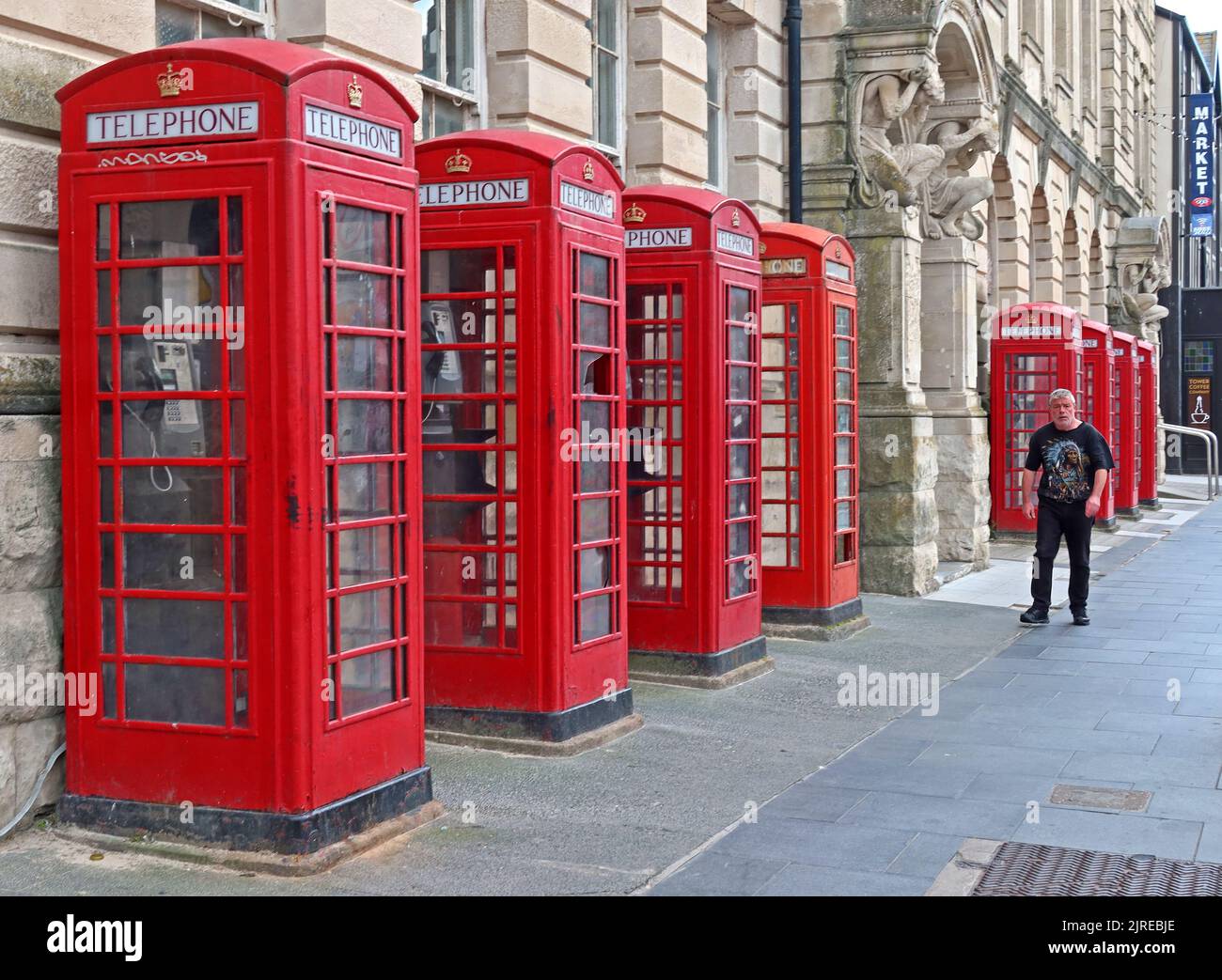 Acht Telefonzellen vor dem Ex-Postamt in der Abingdon Street. Blackpool, Lancashire, England, Großbritannien, FY1 4DH Stockfoto