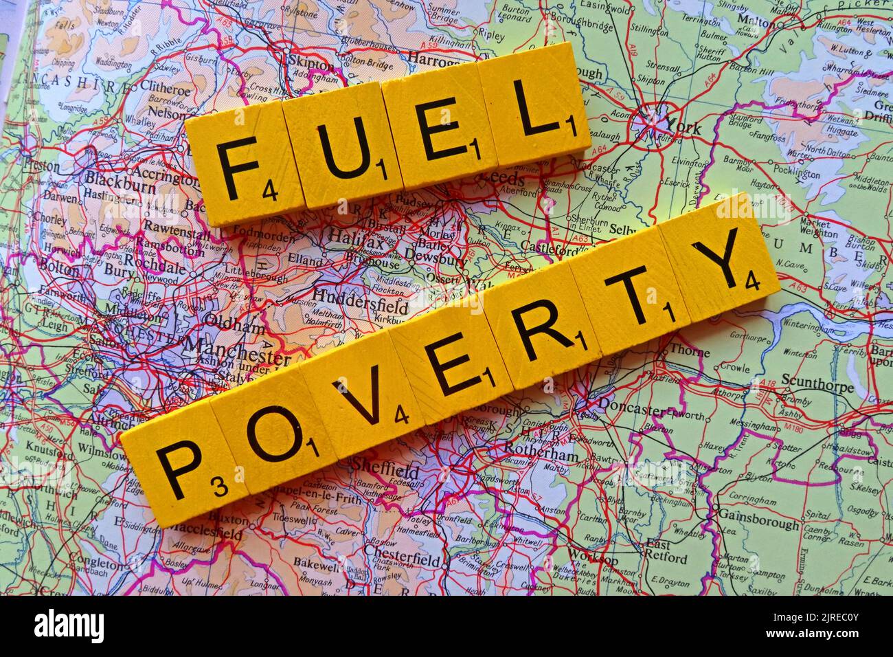 Nordengland-Karte, mit den Worten „Fuel Poverty“. Mehr als die Hälfte der britischen Haushalte in ganz Großbritannien wird sich für Essen oder Wärme entscheiden Stockfoto