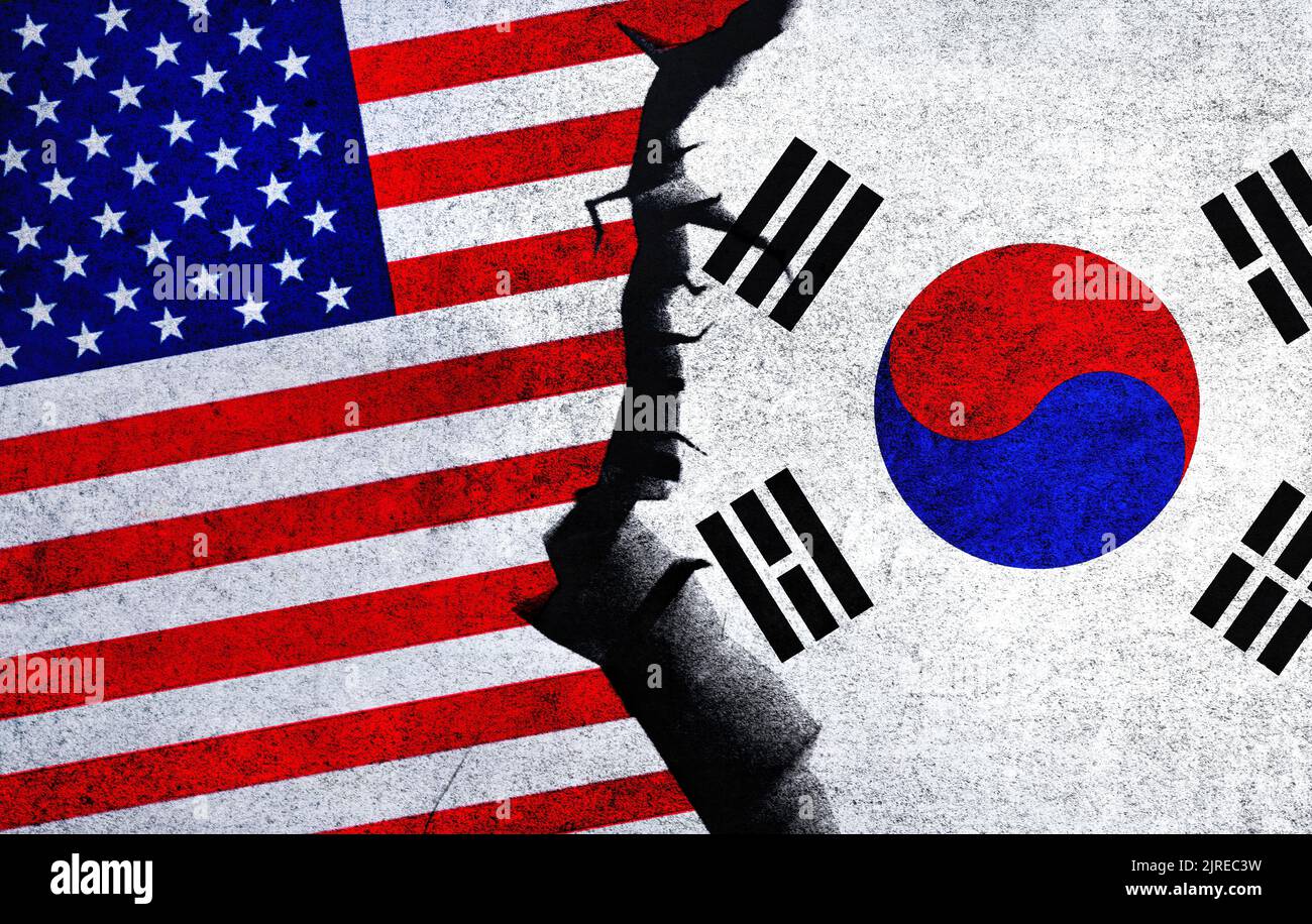 USA gegen Südkorea Flaggen an einer Wand mit einem Riss. Vereinigte Staaten von Amerika und Südkorea politische Konflikte, Wirtschaftsbeziehungen, handelspolitische Konzepte Stockfoto