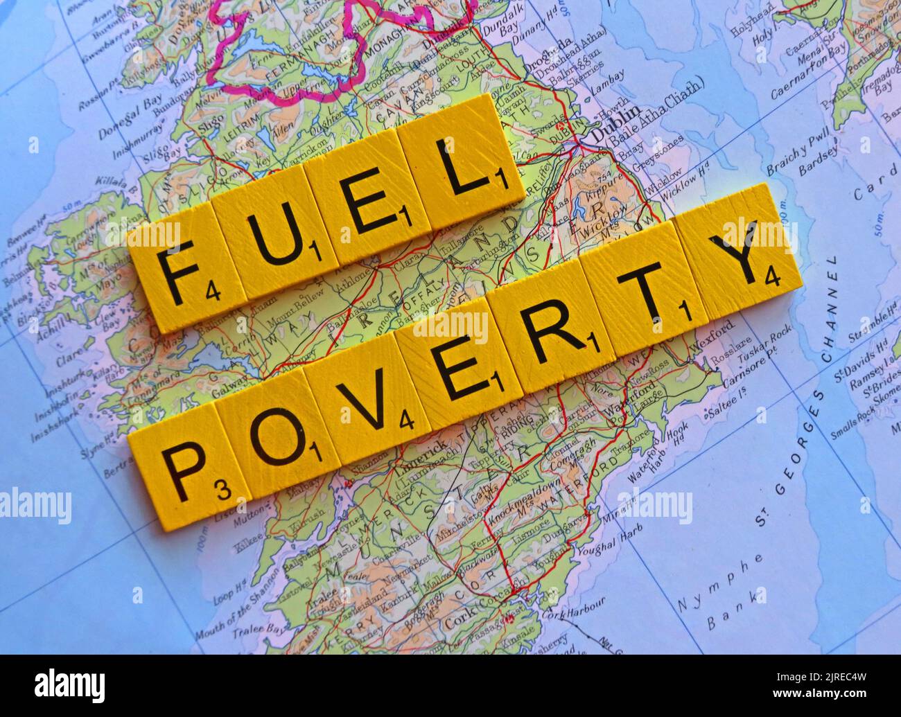 Karte mit Irland, Südirien, mit den Worten „Fuel Poverty“. Mehr als die Hälfte der britischen Haushalte in ganz Großbritannien wird sich für Essen oder Wärme entscheiden Stockfoto