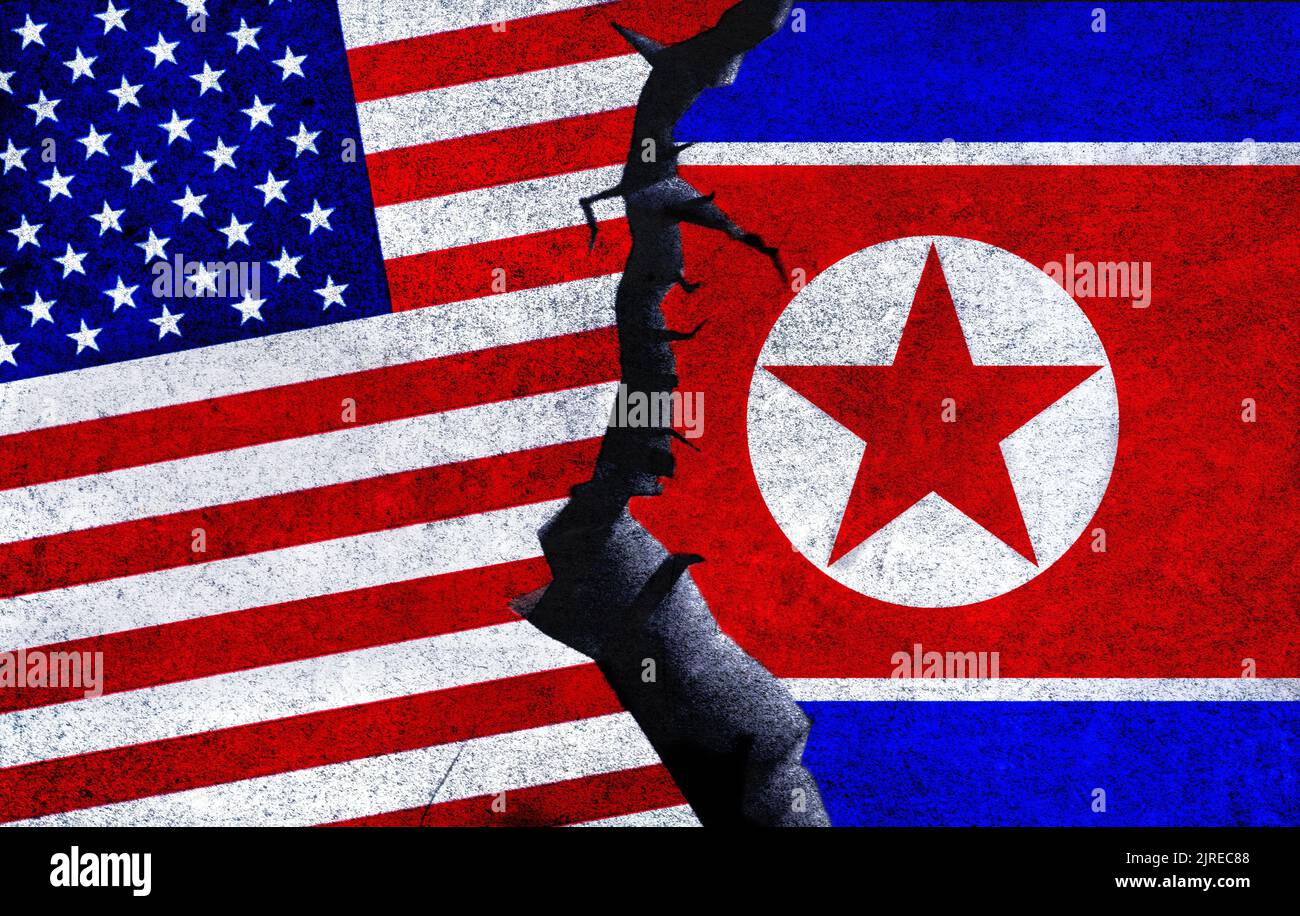 USA gegen Nordkorea flaggen an einer Wand mit einem Riss. Vereinigte Staaten von Amerika und Nordkorea politischer Konflikt, Kriegskrise, Beziehungskonzept Stockfoto