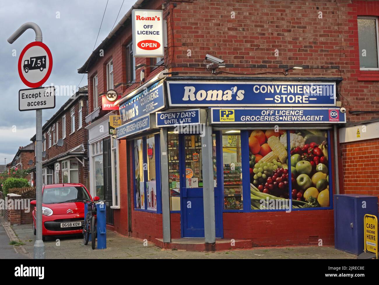 Rare Surviving Corner Shop - Roma's Convenience Store, 156 Thelwall LN, Latchford East, Warrington, Cheshire, ENGLAND, GROSSBRITANNIEN, WA4 1LU Stockfoto