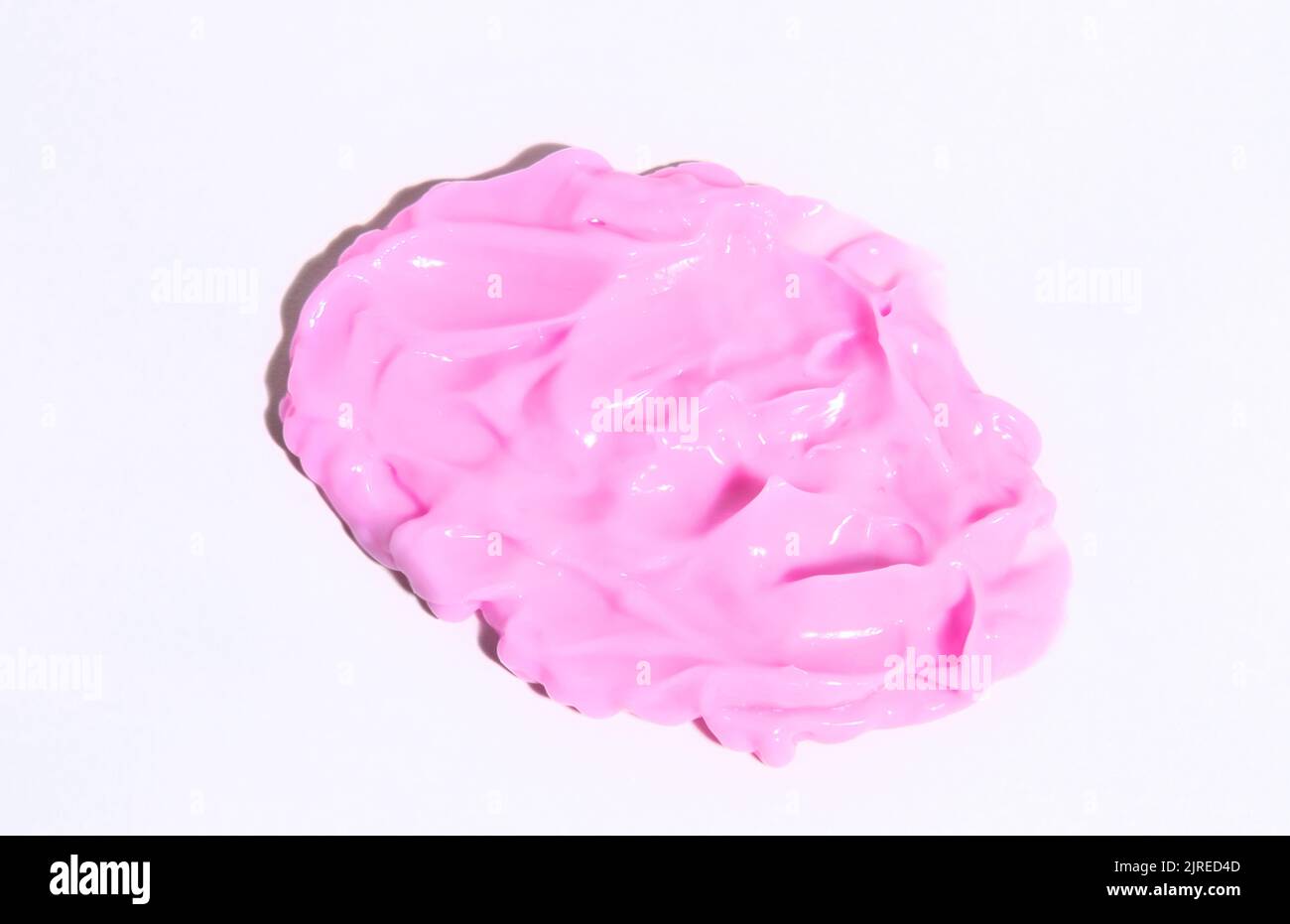 Tupfer von cremigen Texturen rosa Farbe. Abstrich von Hautpflegeprodukt Kosmetik rosa Farbe. Make-up-Creme, feuchtigkeitsspendende Körperlotion oder Handcreme. Stockfoto