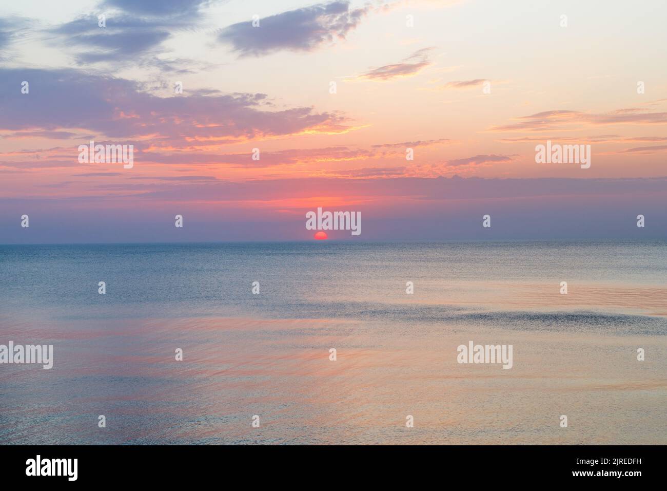 Sonnenuntergang und blaues Meer mit Wellen an der Ostsee Stockfoto