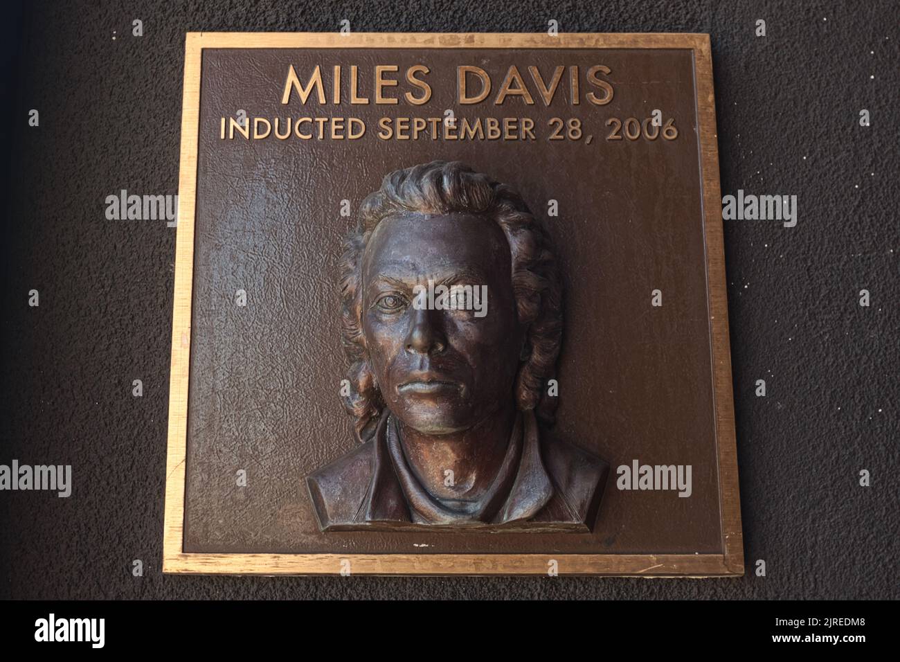 Bronzebüste des Blues-Darstellers Miles Davis am Rock Walk des Guitar Center in Hollywood Stockfoto