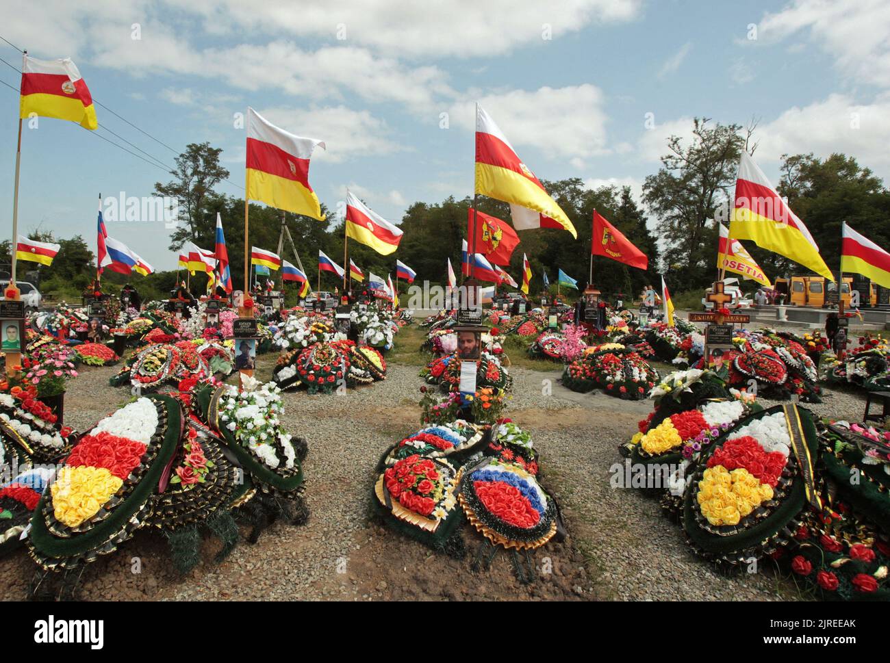Eine Ansicht zeigt Gräber russischer Dienstmitglieder, einschließlich derer, die während eines militärischen Konflikts in der Ukraine getötet wurden, auf einem Friedhof in Wladikawkaz, Russland, 22. August 2022. REUTERS/REUTERS-FOTOGRAF Stockfoto