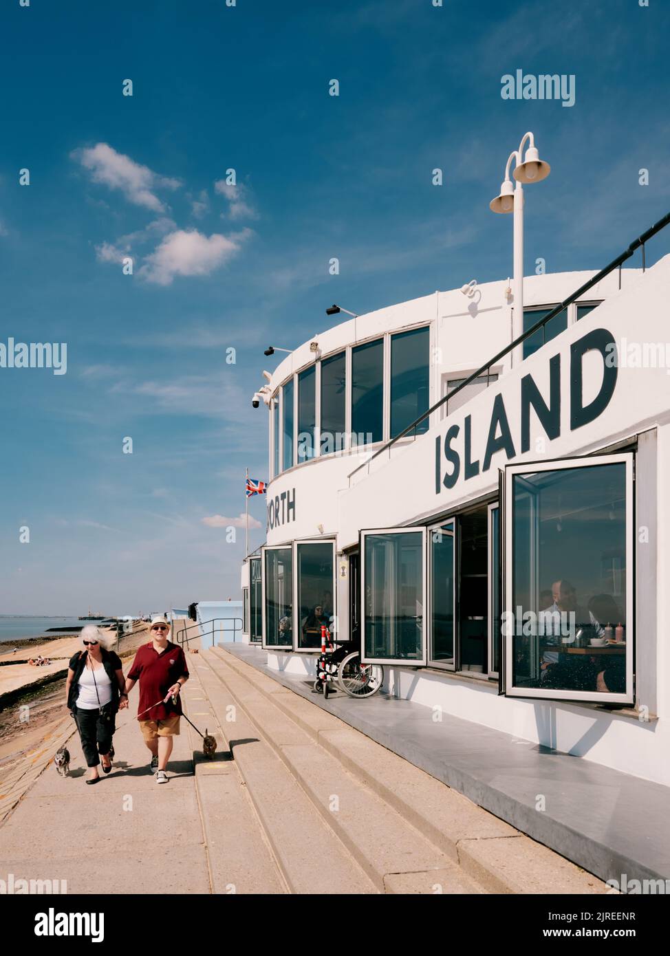 Die modernistische Betonarchitektur am Meer des Labworth Cafe Restaurant, Canvey Island, Thames Estuary, Essex, England, Großbritannien - Essex Sommer Menschen Stockfoto