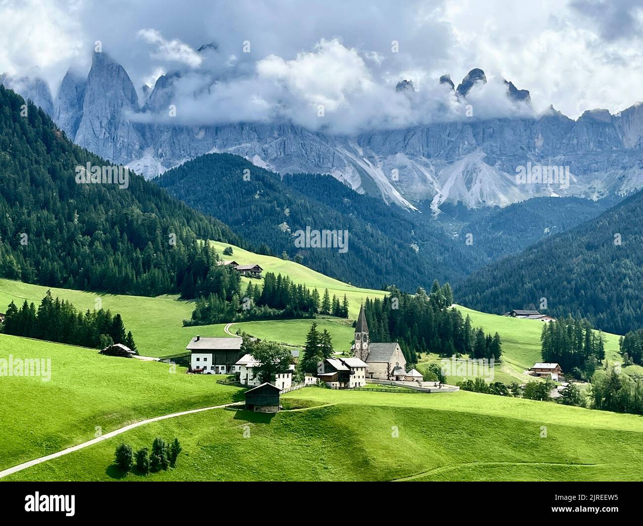 St. Magdalena ist die Kirche St. Magdalena im Villental in den nördlichen Dolomiten, Südtirol, umgeben von den Geislerbergen, gewidmet Stockfoto