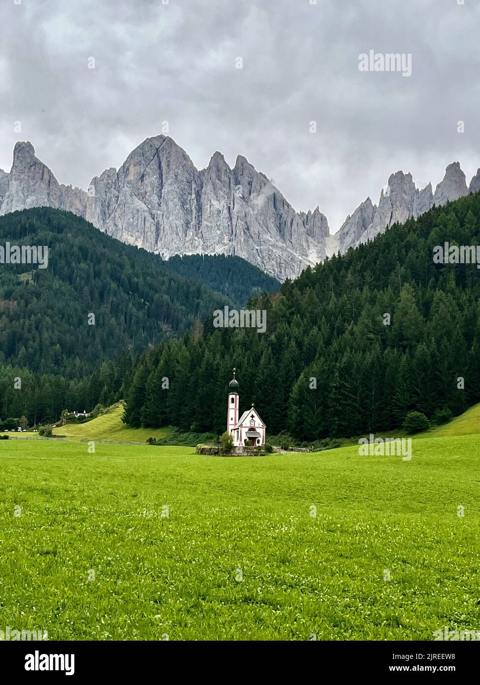 Kirche St. Johann, St. Johann, Val di Funes in den Dolomiten mit dem Seceda-Gebirge Barockkapelle mit einem kupferkuppelierten Glockenturm und Fresken Stockfoto Kirche St. Johann, St. Johann, Val di Funes in den Dolomiten mit dem Seceda-Gebirge Barockkapelle mit einem kupferkuppelierten Glockenturm und Fresken Stockfoto