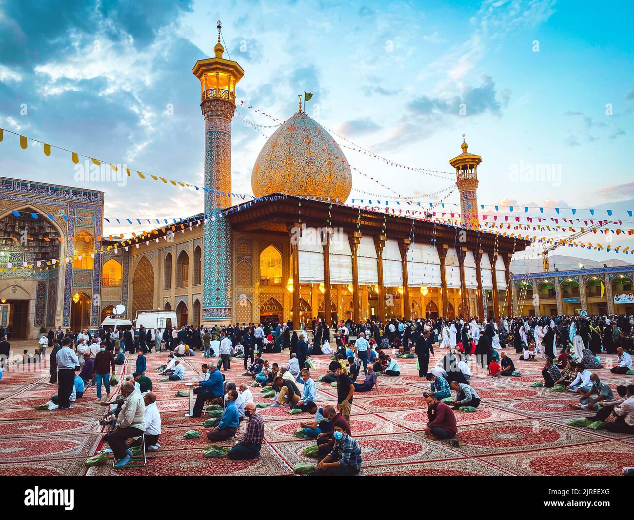 Shiraz, Iran - 10.. juni 2022: muslimische Männer beten auf einer feierlichen Veranstaltung im heiligen Schrein von Shahcheragh Stockfoto