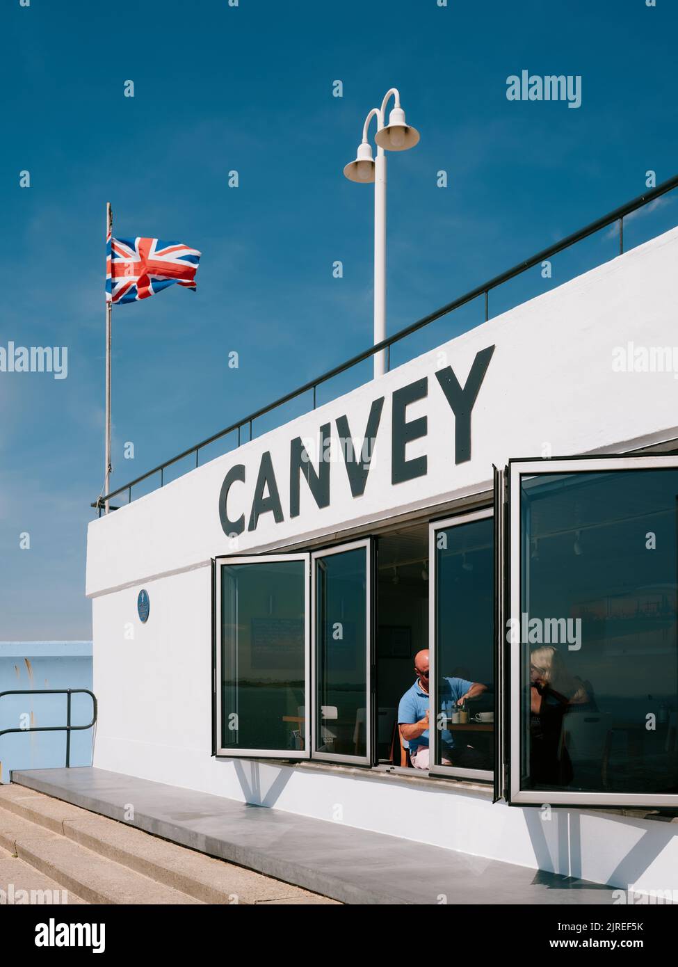 Die modernistische Betonarchitektur am Meer des Labworth Cafe Restaurant in Canvey Island, Thames Estuary, Essex, England, Großbritannien - Essex Sommerleben Stockfoto
