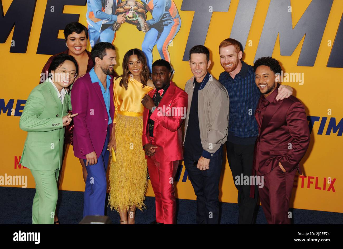 Los Angeles, Ca. 23. August 2022. (L-R) Jimmy O. Yang, Ilia Isorelys Paulino, Luis Gerardo Méndez, Regina Hall, Kevin Hart, Mark Wahlberg, Andrew Santino und Tahj Mowry besuchen die Los Angeles-Premiere von Netflix's 'Me Time' am 23. August 2022 im Regency Village Theater in Los Angeles, Kalifornien. Kredit: Jeffrey Mayer/Jtm Fotos/Media Punch/Alamy Live News Stockfoto