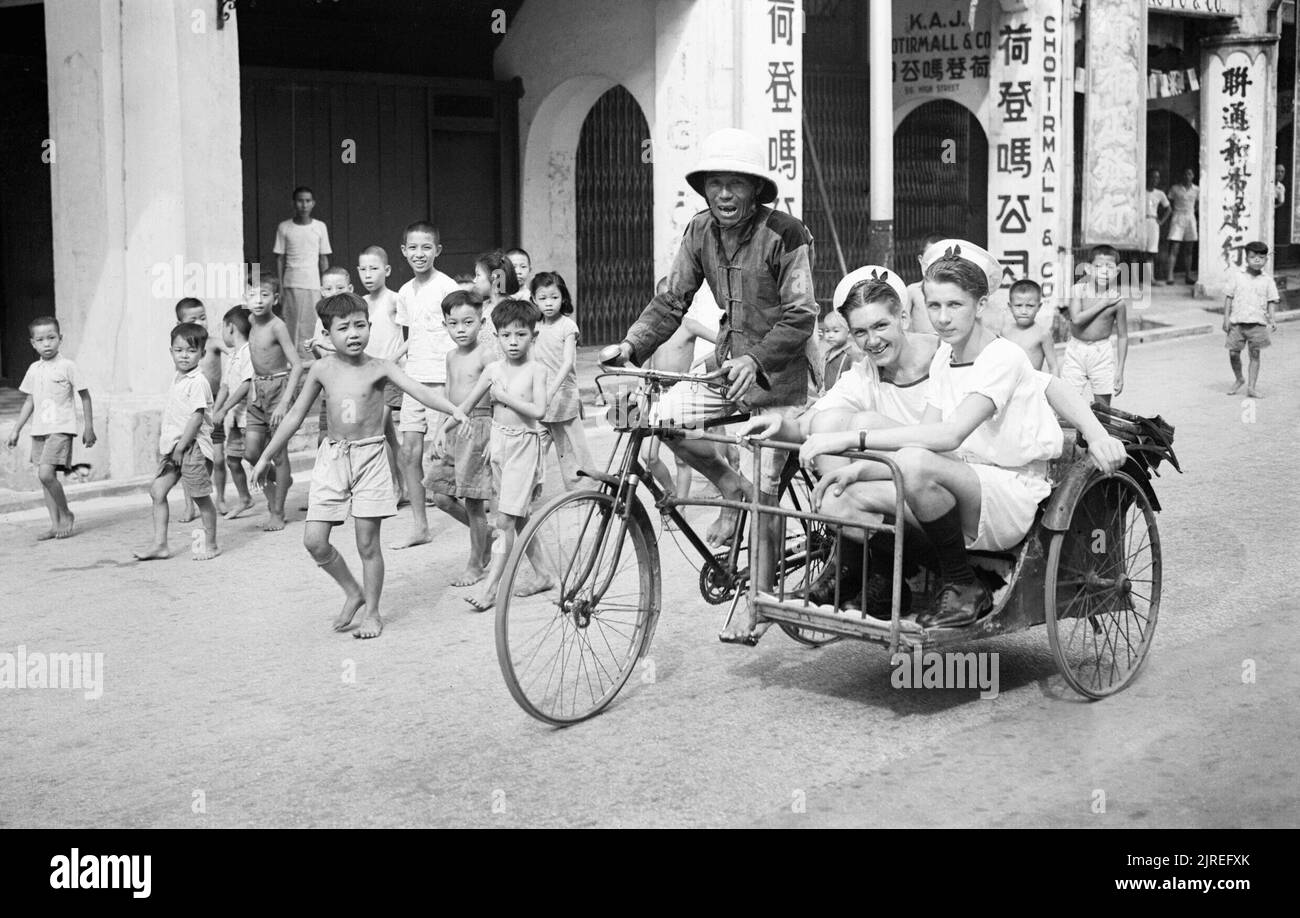 Singapur - Sightseeing. 8. und 9. September 1945, Singapur. Sie sichestellen C Latham, von Manchester, und (rechts) Tel B Watson, Dumfries die Sehenswürdigkeiten von Singapur durch "taxicle'. Stockfoto