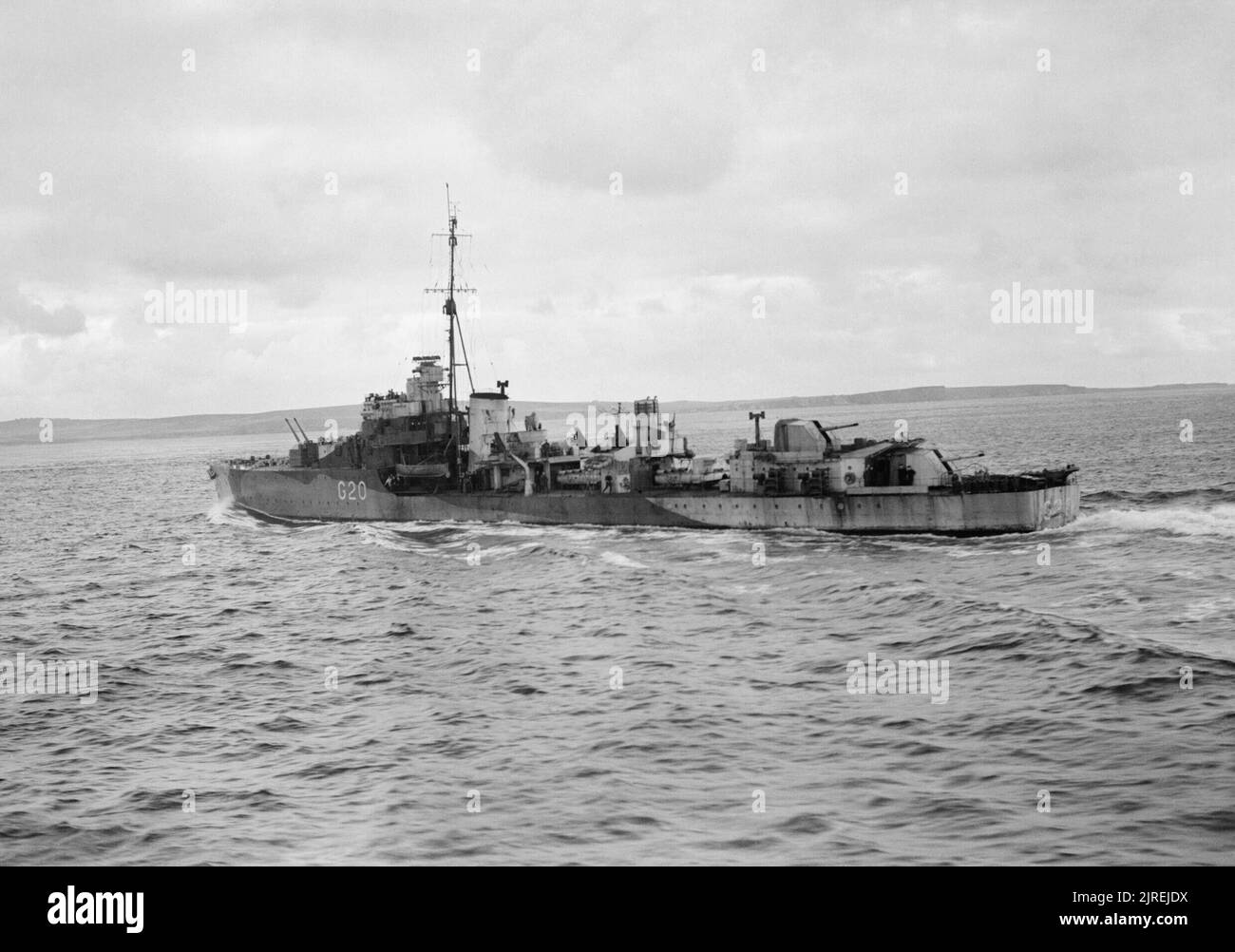 Die Royal Navy während des Zweiten Weltkriegs suchen Wetter abgenutzt und verschlissen, der Zerstörer HMS SAVAGE in Scapa Flow nach der Schlacht am Nordkap, die in der Versenkung der Deutschen Kampf-Cruiser Scharnhorst führte. Stockfoto