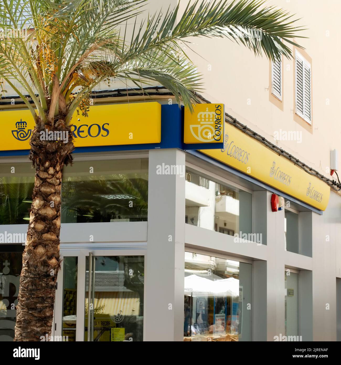 Santa Eulalia, Ibiza, Spanien - 29.. August 2013: Außenfassade des spanischen Correos (Postamt) in Ibiza, Spanien. Stockfoto