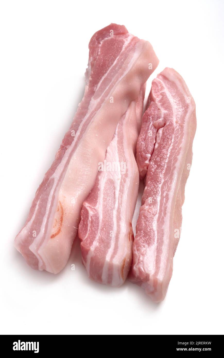 Drei Scheiben roher Schweinebauch Stockfoto