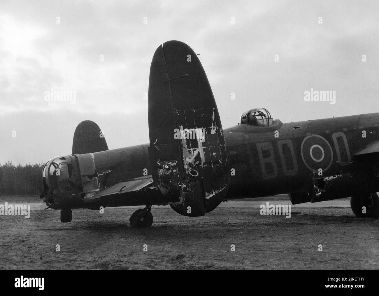 Royal Air Force Bomber Command, 1942-1945. Die hintere Partie der Avro Lancaster B Mark I, DV 305'BQ-O', Nr. 550 Squadron RAF, bei North Killingholme, Lincolnshire, bei Woodbridge Notlandung Boden, Suffolk gesehen, nach der das schwer beschädigte Flugzeug crash-landed es nach einem Angriff durch einen Deutschen nacht Fighter über Berlin in der Nacht vom 30./31. Januar 1944. Im Zuge der Angriff sowohl der hinteren Gunner und der mittleren oberen Gunner getötet wurden, und die Bombe - aimer heraus gepresst in missverstanden Bestellungen. Der Pilot, Flying Officer G A Morrison, verwaltet die verkrüppelte Flugzeuge Zurück zur Wi bringen Stockfoto