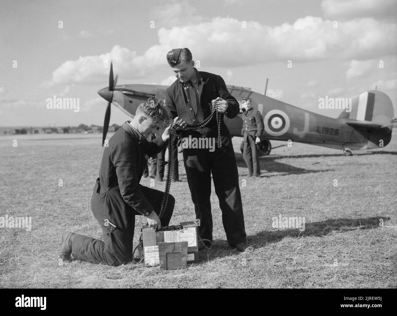 Waffengürtel aus der offiziellen Sammlung des Luftministeriums aus dem Zweiten Weltkrieg, die Gürtel aus 303-Zoll-Munitionsbändern für den Hawker-Hort Mk I DU J (Serie L1926) der RAF-Staffel 312 (Tschechien) vorbereiten. Geflogen von Alois Vašátko teilte sie am 8.. Oktober 1940 den Abschuss einer Junkers Ju 88. Stockfoto
