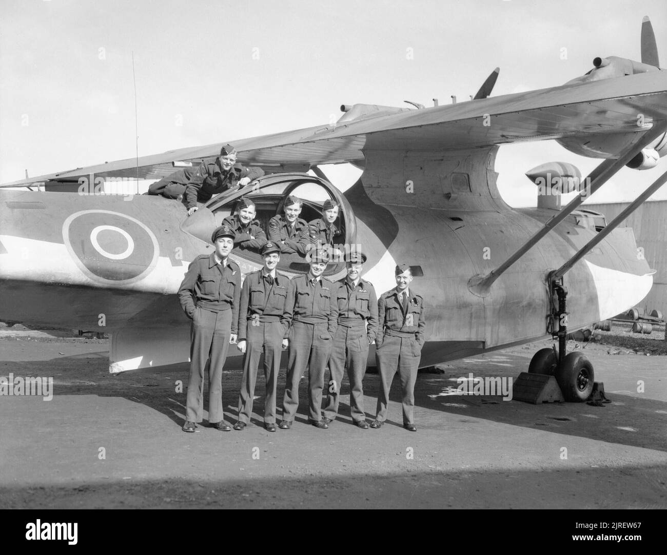 Royal Air Force Coastal Command, 1939-1945. Die Crew von Consolidated Catalina Mark IV "X" von Nr. 210 Squadron RAF, der den letzten Angriff der Krieg auf einem deutschen U-Boot, stehen zu Ihrer Flugzeuge in Sullom Voe, Shetland. In den frühen Morgenstunden des 7. Mai 1945, die sie in der Tiefe der Typ VIIC/41 U-Boot, U-320, westlich von Bergen, Norwegen. Das U-Boot wurde stark beschädigt, und trotz der Versuch einer Reparatur durch die Crew, sank vor der norwegischen Küste am 9. Mai. Der Catalina Crew sind: Vordere Reihe (von links nach rechts); Flying Officer C Humphrey (Navigator), Flying Officer F Weston (3 Pilot), Flight Lieutenant K Mu Stockfoto