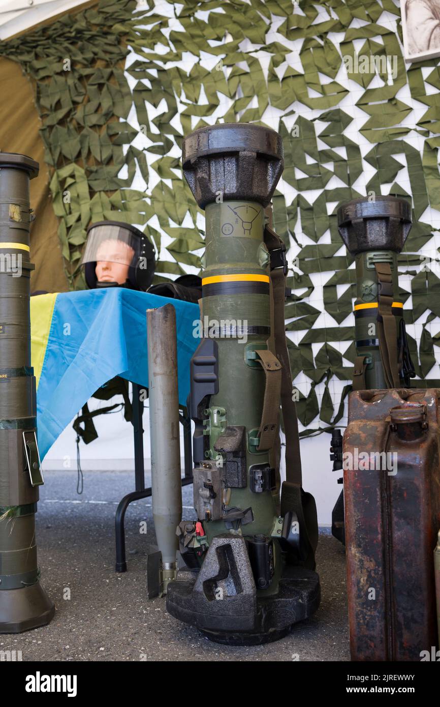 Vladikavkaz , Russland - 20. August 2022 : Tragbares Panzerabwehrraketen-System Javelin vor dem Hintergrund einer ukrainischen Flagge Stockfoto