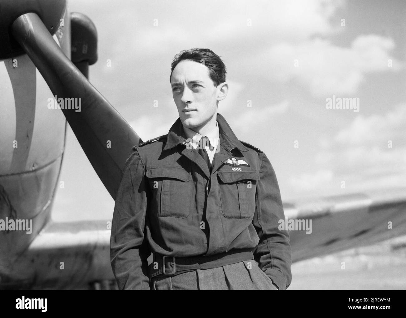 Royal Air Force Fighter Command, 1939-1945. Squadron Leader B J E andy' Lane, Kommandierender Offizier Nr. 19 Squadron RAF, vor seinem Supermarine Spitfire Mark I in Duxford, Cambridgeshire. Lane trat der RAF 1936 und flog mit Nr. 66 und 213 Staffeln RAF vor dem Ausbruch des Zweiten Weltkrieges. Er verband 19 Squadron als Flight Commander und wurde im Jahr 1939 vorübergehend kommandierenden Offizier, wenn die vorhandenen CO über dünkirchen am 25. Mai 1940 getötet wurde. Er kämpfte in der Schlacht um England und wurde offiziell als Squadron Commander nach dem Ende der nächsten CO auf 5 ernannt. Stockfoto