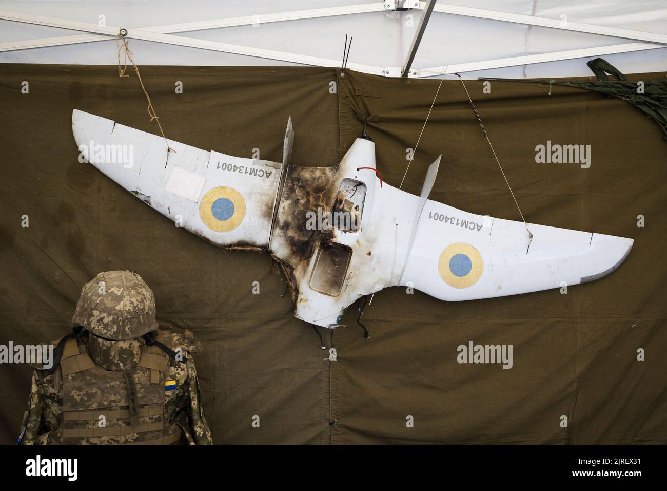 Wladikavkaz, Russland - 20. August 2022: Abgestürztes militärisches unbemanntes Luftfahrzeug. Bekämpfung von Drohnen in militärischen Konflikten Stockfoto