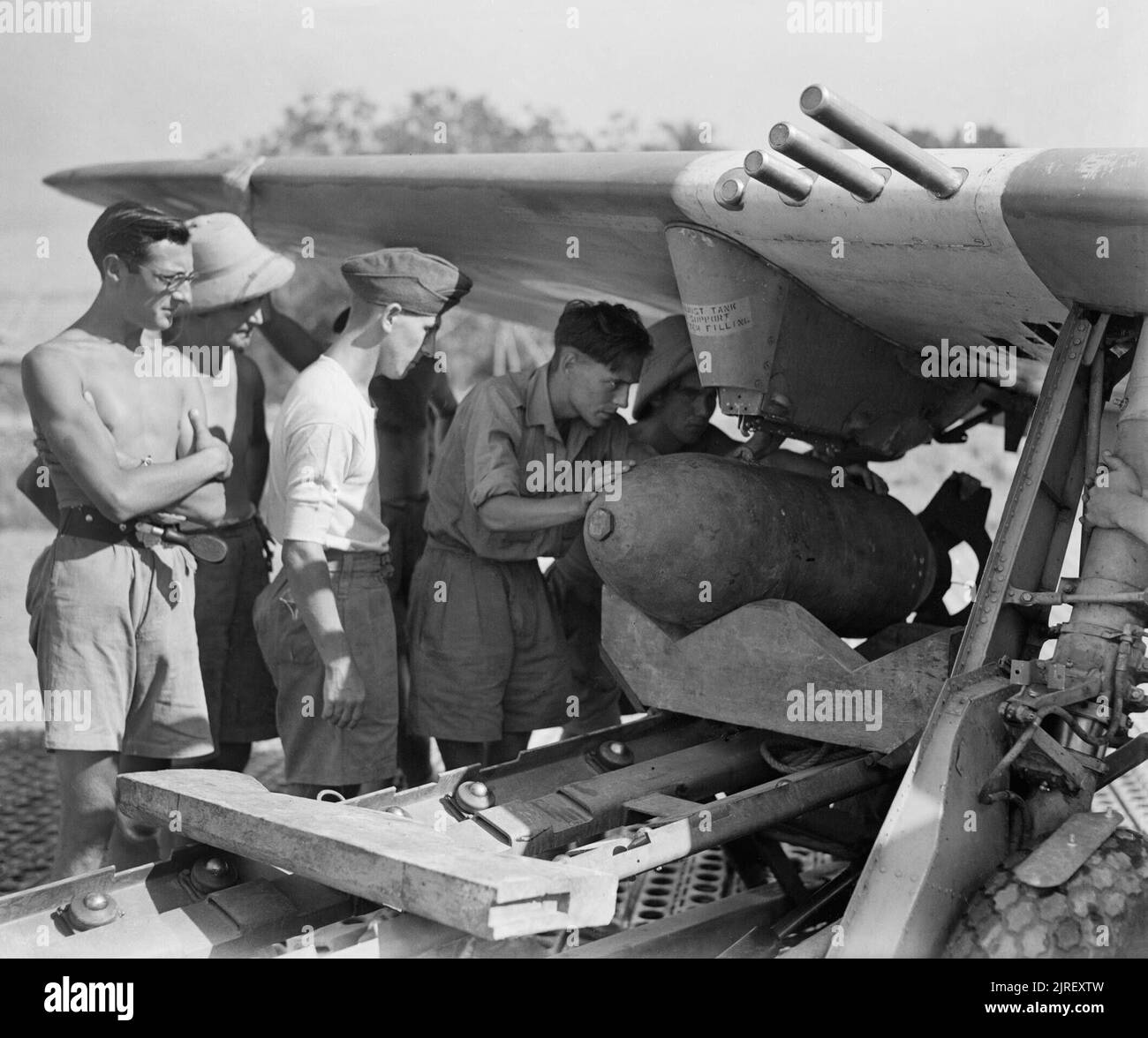 Royal Air Force in den Fernen Osten, 1941-1945. Waffenexperten bereiten Sie eine 500-lb GP Bombe, die den Flügel pylon einer Republik Thunderbolt Mark II Nr. 30 Squadron RAF an Jumchar, Indien zu befestigen. Stockfoto