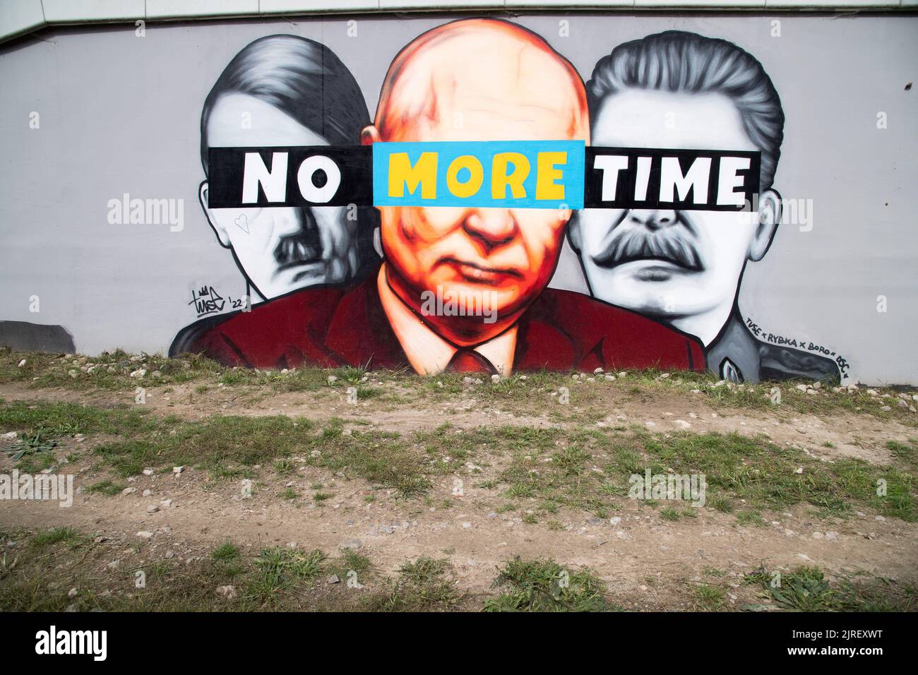 Danzig, Polen. 24. August 2022. Adolf Hitler, Wladimir Putin und Joseph Stalin über Antikriegsbild gegen russische Invasion in der Ukraine in sechs Monaten des Krieges in der Ukraine Quelle: Wojciech Strozyk/Alamy Live News Stockfoto