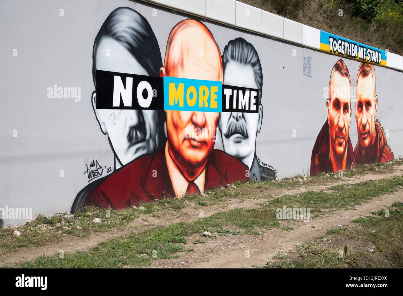 Danzig, Polen. 24. August 2022. Adolf Hitler, Wladimir Putin und Joseph Stalin über Antikriegsbild gegen russische Invasion in der Ukraine in sechs Monaten des Krieges in der Ukraine Quelle: Wojciech Strozyk/Alamy Live News Stockfoto