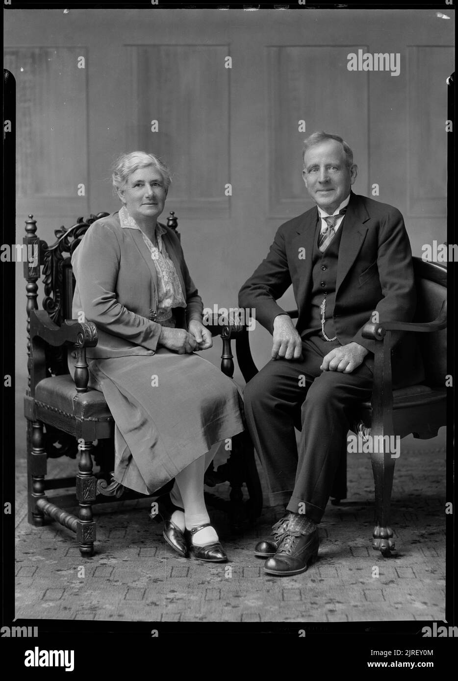 Porträt von Herrn und Frau Leighton, um 1930, von William Oakley. F B Butler/Crown Studios Collection. Geschenk von Frederick B Butler, 1971. Stockfoto