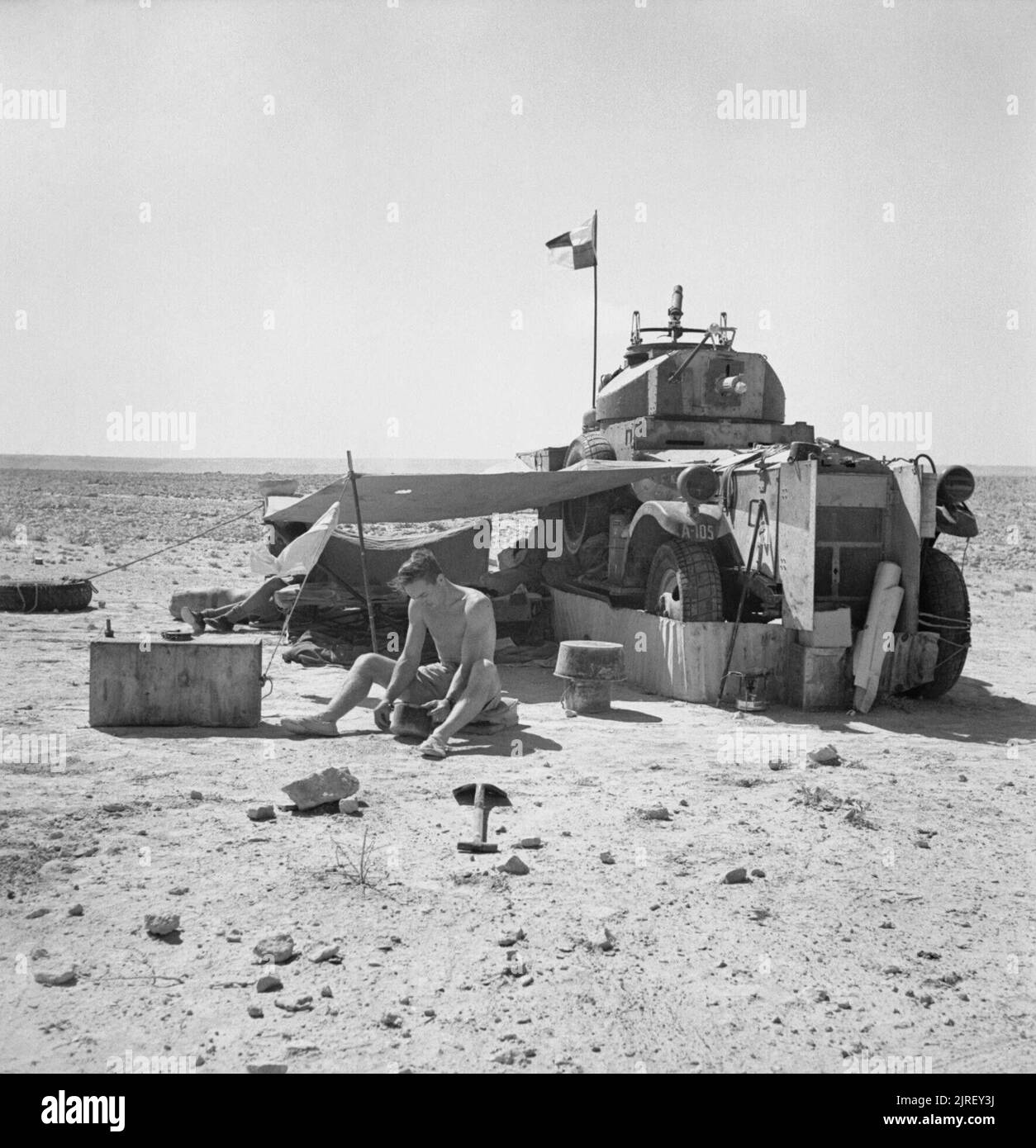 Royal Air Force Operationen im Nahen Osten und in Afrika, 1939-1943. Eine Crew von Nr. 2 Armoured Car Company RAF Biwakierten mit ihren Fordson Panzerwagen, während Stillstand während auf Patrouille in der westlichen Wüste. Stockfoto