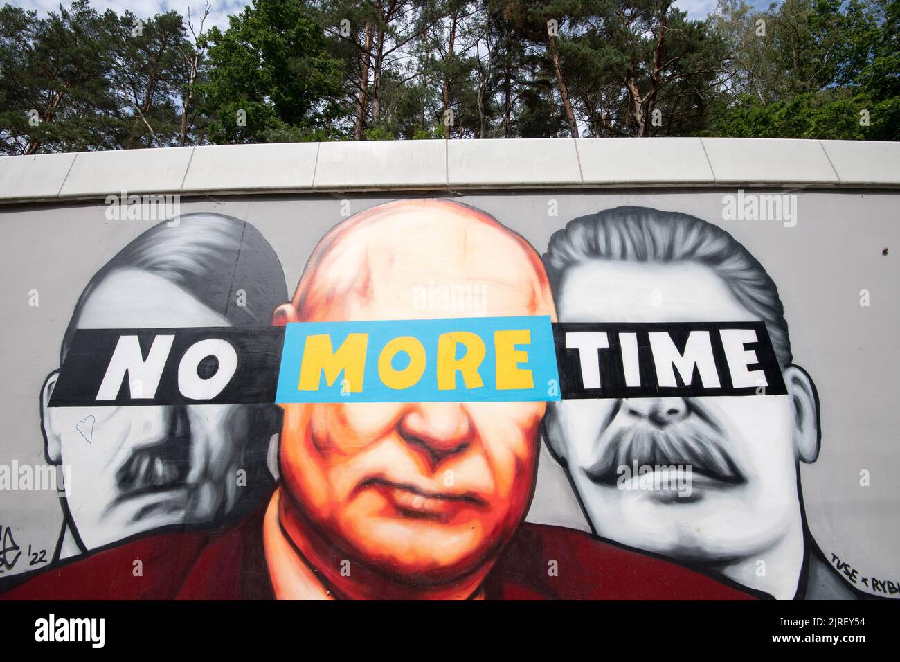 Danzig, Polen. 24.. August 2022. Adolf Hitler, Wladimir Putin und Joseph Stalin über Antikriegsbild gegen russische Invasion in der Ukraine, in sechs Monaten des Krieges in der Ukraine © Wojciech Strozyk / Alamy Live News Stockfoto