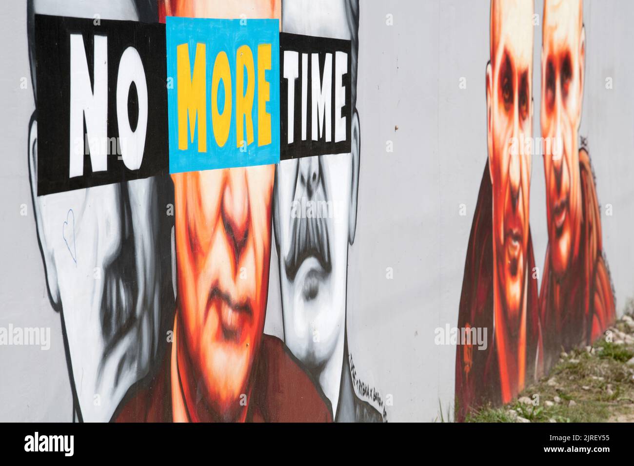 Danzig, Polen. 24.. August 2022. Adolf Hitler, Wladimir Putin und Joseph Stalin über Antikriegsbild gegen russische Invasion in der Ukraine, in sechs Monaten des Krieges in der Ukraine © Wojciech Strozyk / Alamy Live News Stockfoto