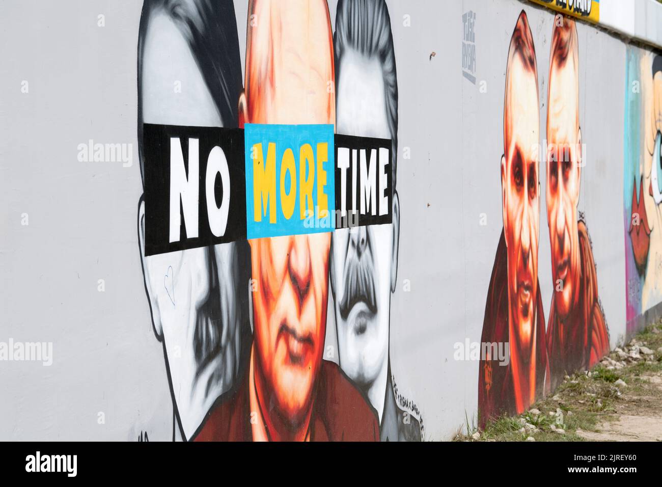 Danzig, Polen. 24.. August 2022. Adolf Hitler, Wladimir Putin und Joseph Stalin über Antikriegsbild gegen russische Invasion in der Ukraine, in sechs Monaten des Krieges in der Ukraine © Wojciech Strozyk / Alamy Live News Stockfoto