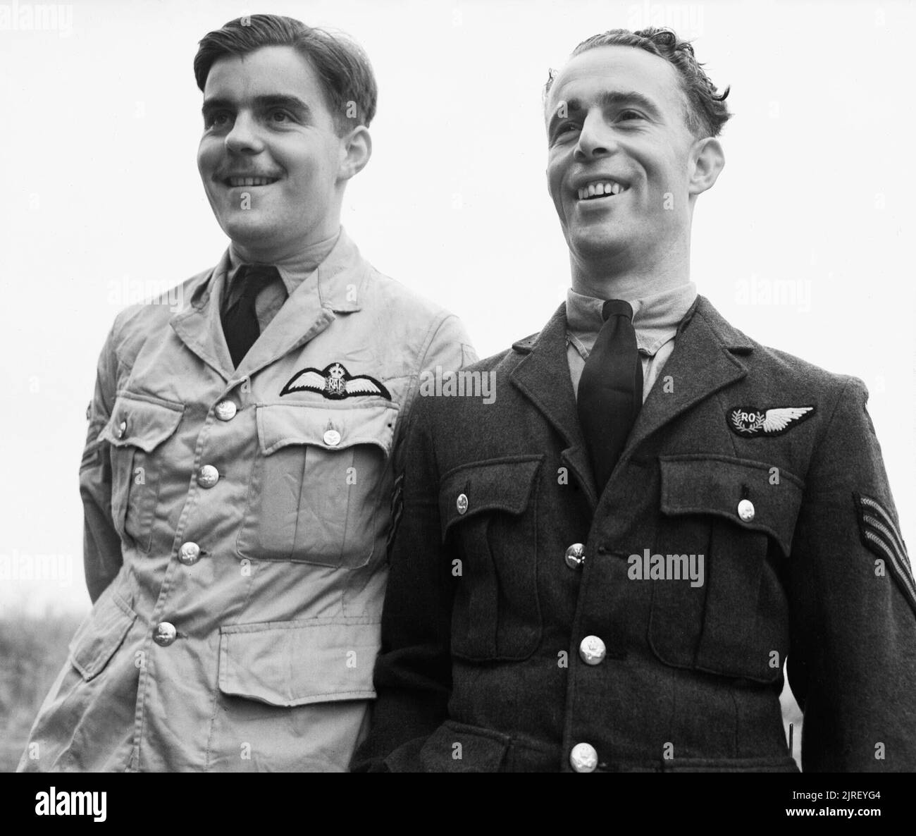 Royal Air Force Operationen im Nahen Osten und in Afrika, 1939-1943. Flight Sergeant A B Downing (Pilot, links), und Sergeant J T Lyons (Radar operator, rechts), eine erfolgreiche Nacht-Fighter Crew von Nr. 600 Squadron RAF, Lächeln für die Fotografen an Knochen, Algerien, am Tag, nachdem Sie sich fünf Junkers Ju 52 Transportflugzeuge in zehn Minuten erschossen. Downing und Lyon, 153 Squadron RAF, zu der Zeit., die deutsche Bildung abgefangen, während auf Patrouille 30 km südlich von Cagliari, Sardinien am frühen Morgen des 30. April 1943. Sie waren die DFM für diesen Ausfall und Kommission vergeben Stockfoto