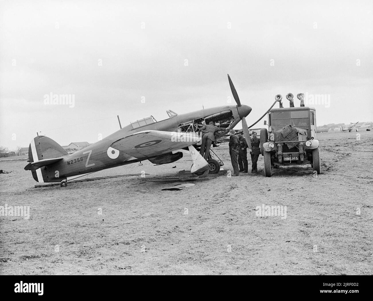 Royal Air Force - Frankreich, 1939-1940. Hawker Hurricane Mark I, N2358 "Z", der Nr. 1 Squadron RAF ist betankt, während sich ein Motor prüfen für Vassincourt. Stockfoto