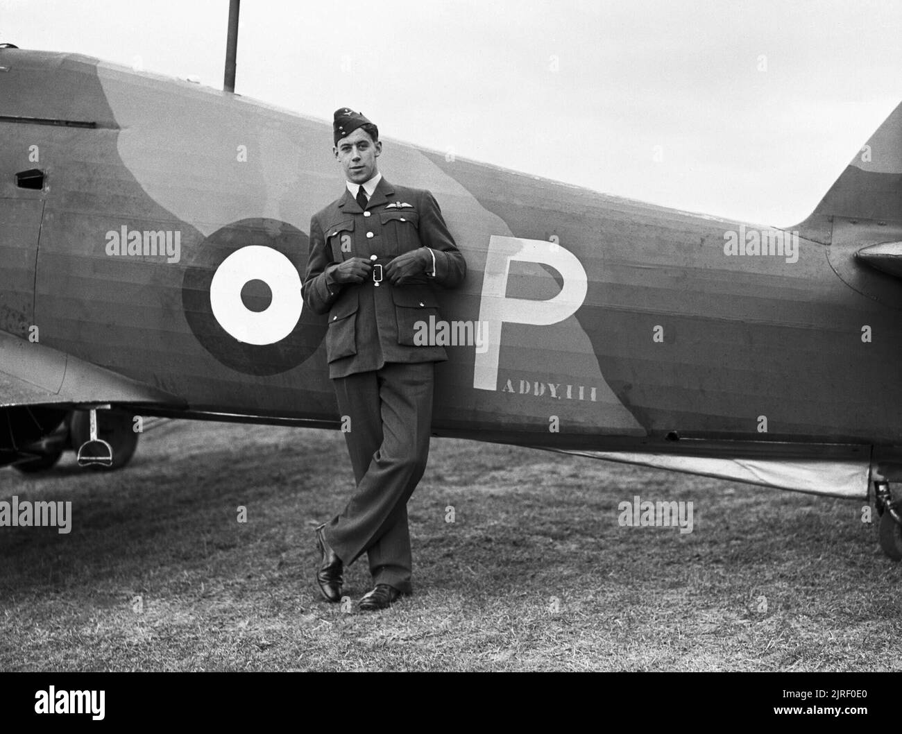 Royal Air Force - Frankreich, 1939-1940. Flying Officer E J'Cobber 'Kain von Nr. 73 Squadron RAF, an seiner Hawker Hurricane Mark I" Paddy III' an Rouvres, kurz nachdem sie der erste Alliierte Luft 'Ace' des Zweiten Weltkrieges. Stockfoto