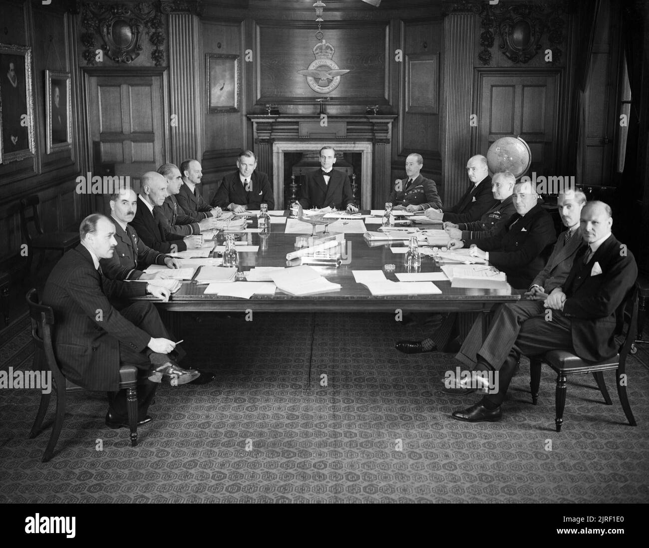 Die Luft Ministerium, 1939-1945. Die Luft in der Sitzung des Rates im Rat der Kammer am Adastral House in London. Nach rechts: Air Vice-Marshal ein G R Garrod; Sir Harold G Howitt (Mitglied); Luftmarschall Sir Christopher L Courtney (Luft Mitglied für die Versorgung und Organisation); Air Marshal E L Gossage (Luft Mitglied für Personal); Captain H H Balfour (Staatssekretär für Luft und Vice President des Rates); Rt Links. Hon Sir Archibald Sinclair (Staatssekretär für Luft & Präsident des Rates); Air Chief Marshal Sir Cyril Newall (Chef der Luft Personal); Sir Arthur Street (permanente U Stockfoto